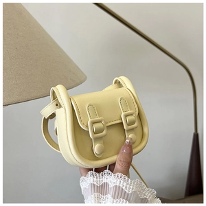 Détail du mini sac bandoulière crème en cuir avec boucles réglables et finition élégante