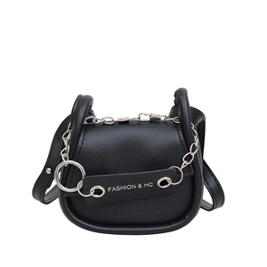 Minimalistische schwarze Satteltasche aus mattem Leder mit Silberkette und Logo-Anhänger