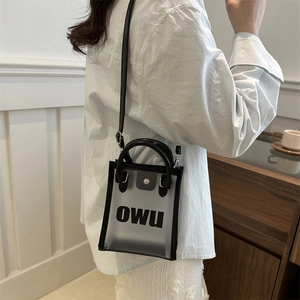 Mini sac à main transparent givré avec lettres OWU noires et bandoulière en cuir