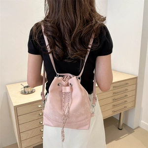 Schicker rosa Eimer-Rucksack für Damen mit Metallkette und verstellbaren Gurten