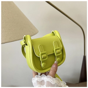 Détail du mini sac à rabat vert néon en cuir synthétique avec doubles boucles