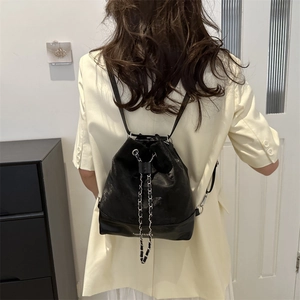 Minimalistischer schwarzer Leder-Eimer-Rucksack mit Metallkette und modischem Logo