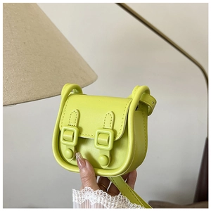Détail d'un mini sac à bandoulière vert fluo avec doubles boucles et texture en similicuir
