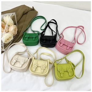 Présentation à plat de petits sacs bandoulière en diverses couleurs avec boucles carrées