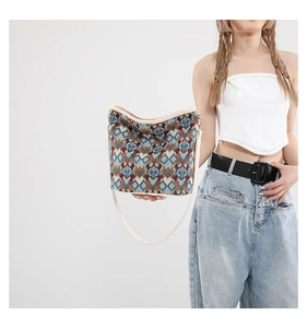Détail d'un sac seau en tissage jacquard avec motif de losanges géométriques colorés
