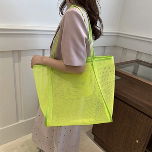 Sac fourre-tout en maille vert fluo au design léger et translucide pour l'été