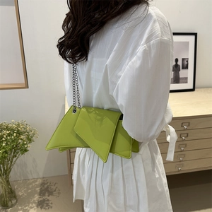 Petit sac à bandoulière asymétrique vert citron en cuir lisse avec chaîne argent
