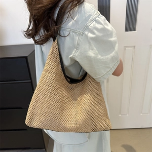 Grand sac cabas en paille d'été avec bandoulières noires pour la plage et loisirs