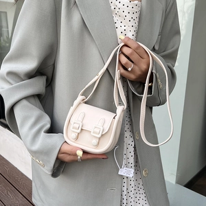 Sac bandoulière élégant crème pour femme avec double boucle et design minimaliste moderne