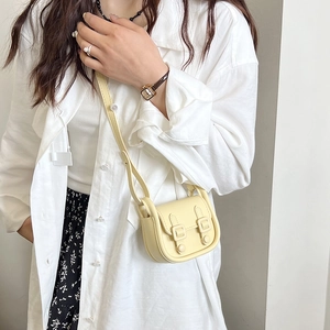 Petit sac bandoulière minimaliste jaune crème pour femme avec doubles boucles et sangle