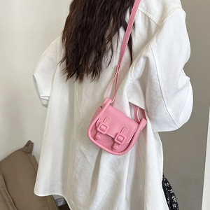 Sac bandoulière minimaliste en cuir PU rose clair pour femme porté à l'épaule