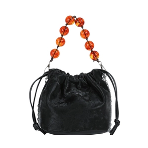 Sac seau en velours noir avec poignée en perles d'ambre et détails de chaîne chic