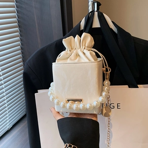 Borsa a Secchiello Mini da Donna alla Moda in Pelle PU Plicsettata Con Grande Manico in Perla Artificial Catena d'Oro per Festa Matrimonio