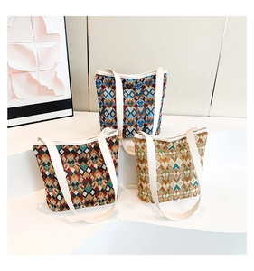Vue détaillée de trois sacs cabas en jacquard avec des motifs géométriques en losange