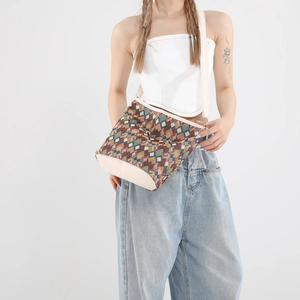 Sac seau bohème avec motif jacquard géométrique et bandoulière en cuir couleur crème
