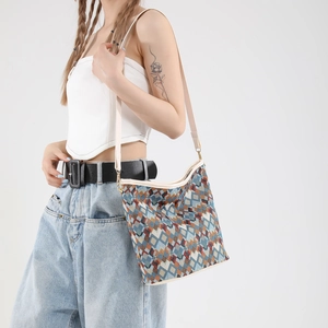 Sac seau bohème avec motifs géométriques colorés présenté sur un mannequin