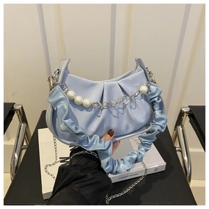 Detalle del bolso nube azul claro con cadena de perlas y asa con volantes para mujer