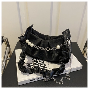 Detalle del bolso nube negro con cadena decorativa de perlas y flores plateadas
