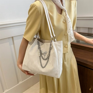 Grand sac cabas blanc en cuir avec chaînes papillon argentées et breloques en perles