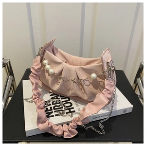 Detalle del bolso nube rosa con tejido de satén plisado, perlas y cadenas de metal plateado