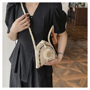 Détail du sac bandoulière en paille tressé avec tournesol blanc et accents colorés