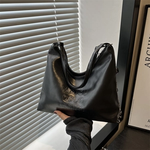 Borsa Tote da Donna in Pelle PU di Grande Capacità Borsa a Tracolla Hobo Alla Moda Con Catena e Goffratura a Lettere
