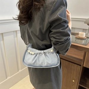 Bolso nube plisado azul claro con cadena de flores de perlas y correa de plata al hombro