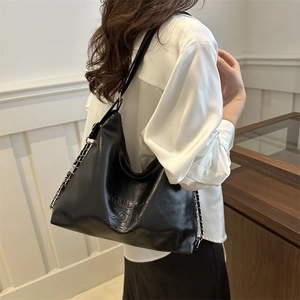 Borsa tote alla moda in ecopelle nera con tracolla a catena e scritte a rilievo
