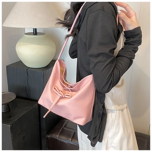 Détail du sac seau hobo rose montrant le cordon de serrage et la texture du cuir souple