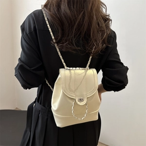 Sac à dos à chaîne beige pour femme en cuir brillant avec fermoir rotatif métallique