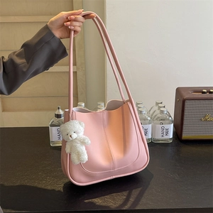 Sac Seau en Cuir PU Minimaliste pour Femmes Sac à Épaule Tendance Grande Capacité Sac à Bandoulière Avec Pendentif Ours