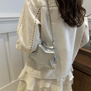 Sac bandoulière chic en forme d'étoile argentée avec chaîne en métal pour femme élégante