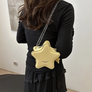 Sac à bandoulière jaune unique en forme d'étoile avec chaîne en argent sur un modèle