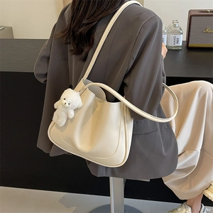 Sac à bandoulière minimaliste en cuir blanc cassé avec pendentif ours pour le quotidien