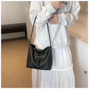 Détail du cordon croisé et des œillets métalliques sur le sac fourre-tout en cuir noir