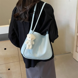 Sac à bandoulière seau bleu clair minimaliste avec pendentif ours en peluche mignon