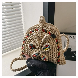 Détail du sac coquillage tissé main avec cordes en paille colorées et nœud bohème
