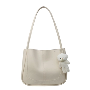 Sac seau bandoulière minimaliste blanc crème pour femme avec pendentif ours en peluche