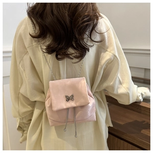 Detail des rosa kleinen Rucksacks mit silberner Schmetterlingsschnalle und Kettenriemen