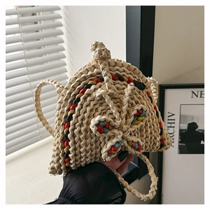 Gros plan sur le sac à main tressé artisanal avec des motifs de rayures colorées