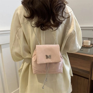 Rosa Mini-Rucksack aus Wildlederimitat mit Schmetterlingsschnalle und feiner Kettenriemen