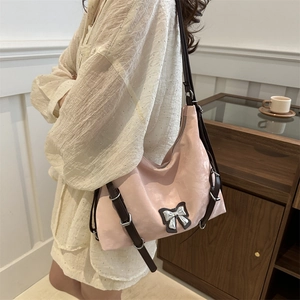 Sac fourre-tout rose minimaliste avec nœud argenté et lanières marron foncé pour femmes