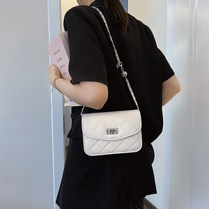 Sac bandoulière blanc matelassé avec chaîne et fermoir argenté pour femmes