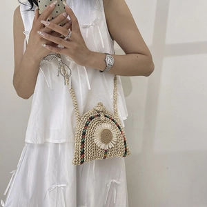 Sac bandoulière tissé style coquillage avec marguerite blanche et bordures colorées