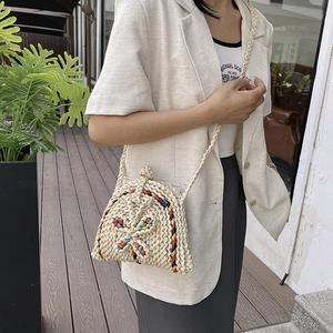 Sac coquille tissé crème chic avec décoration de nœud coloré et bandoulière pour femme