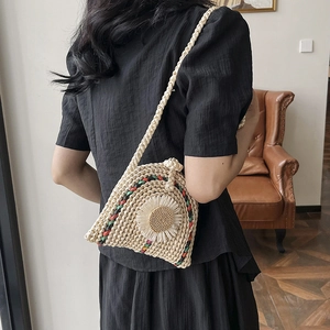 Sac bandoulière en paille tressée avec grande fleur de marguerite blanche et détails colorés