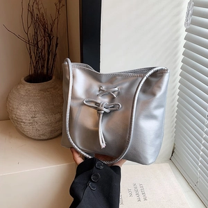 Sac à Épaule Seau en Cuir PU Métallisé pour Femme Avec Détail Nœud à Lacets Croisés Grande Capacité Fourre-Tout Décontracté