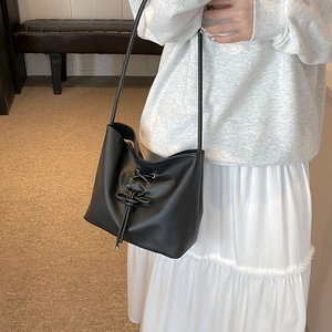 Sac seau classique en cuir noir avec cordon de serrage et fines bretelles d'épaule
