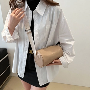Borsa a tracolla beige minimalista con ampia tracolla su modella di moda