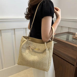 Elegante bolso tote de paja tejida beige con correas de cuero y detalles de cadena de verano
